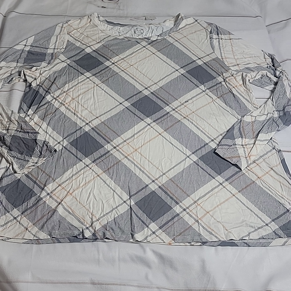 MAURICES 24/7 Flawless Gray Plaid Long Sleeve Tee Soft and Comphy Tee Fall Color